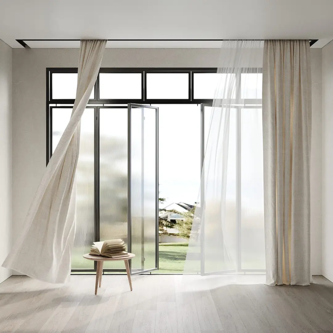 Interieur mit verdeckter Gardinenschiene in der Spanndecke am Balkonfenster
